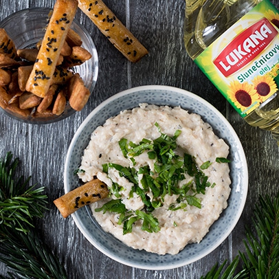 Dip z bílých fazolí s celozrnnými tyčinkami