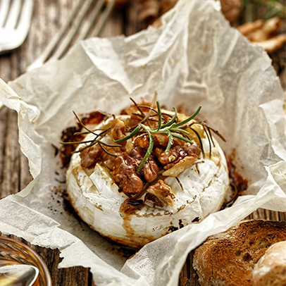 Grilovaný camembert s ořechy a medem