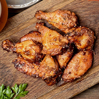 Křupavá kuřecí křídla na grilu se sýrovým dipem