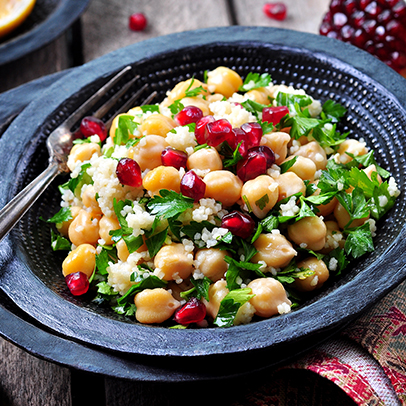 Kuskusový salát s cizrnou a granátovým jablkem