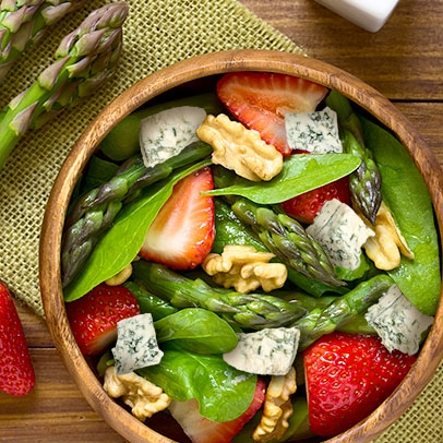 Chřestový salát s jahodami a gorgonzolou