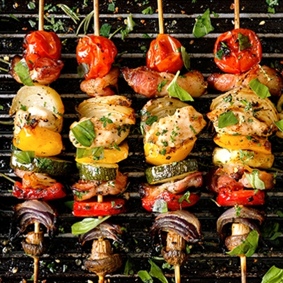 Zeleninové špízy na grilu s bylinkovým dipem