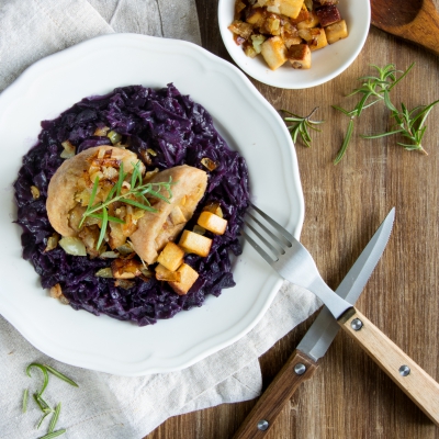 Plněné bramborové knedlíky s uzeným tofu a červeným zelím